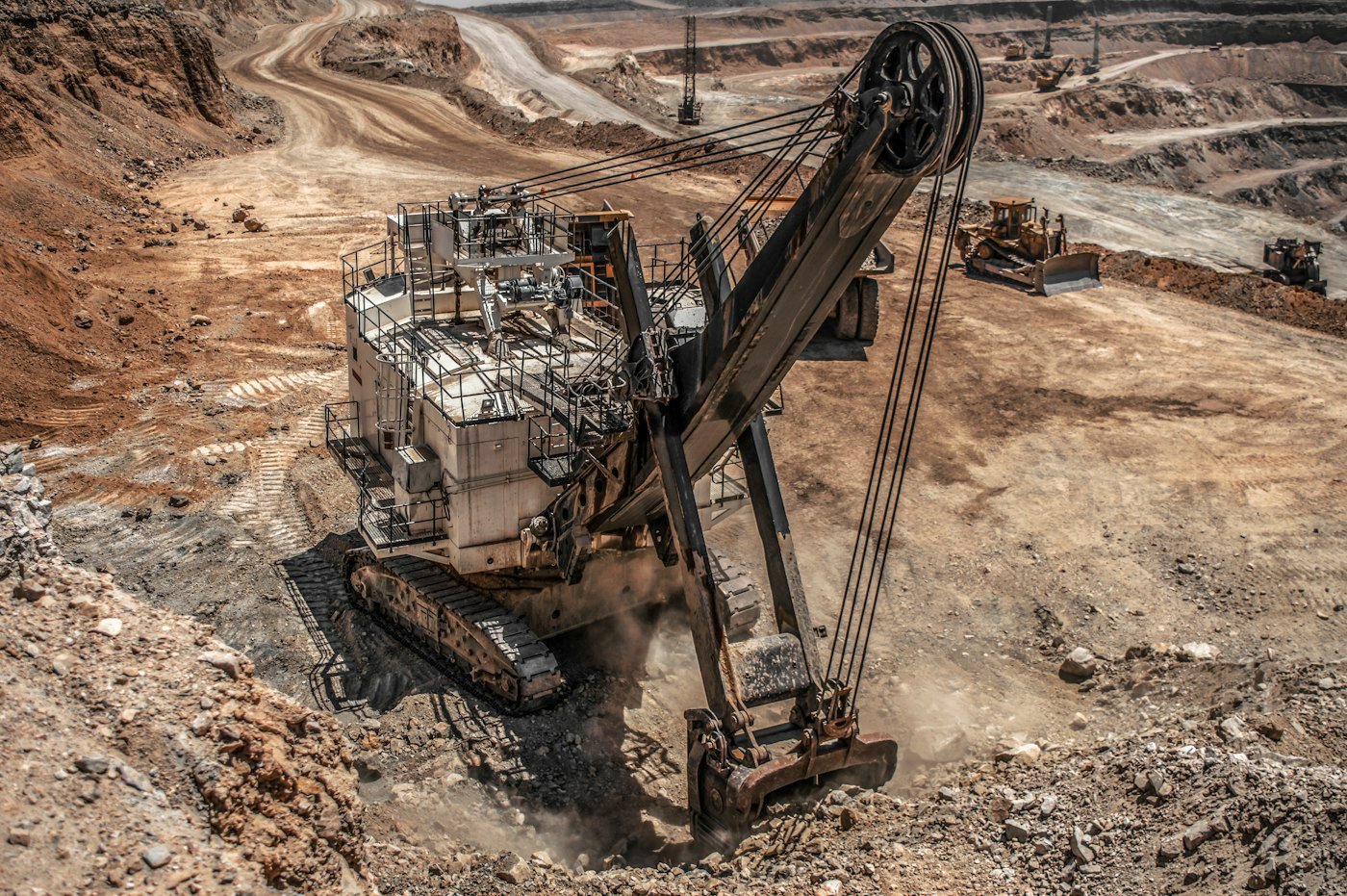 Grande pelle minière au travail dans une exploitation à ciel ouvert