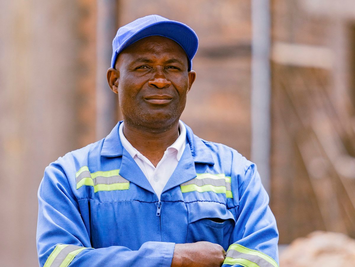 Responsable de chantier en tenue de travail bleue